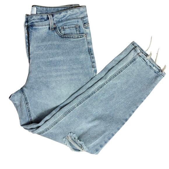 Time and Tru Light Wash Distressed Ankle Jeans Women’s Size 6 Regular Raw Hem - Picture 4 of 8